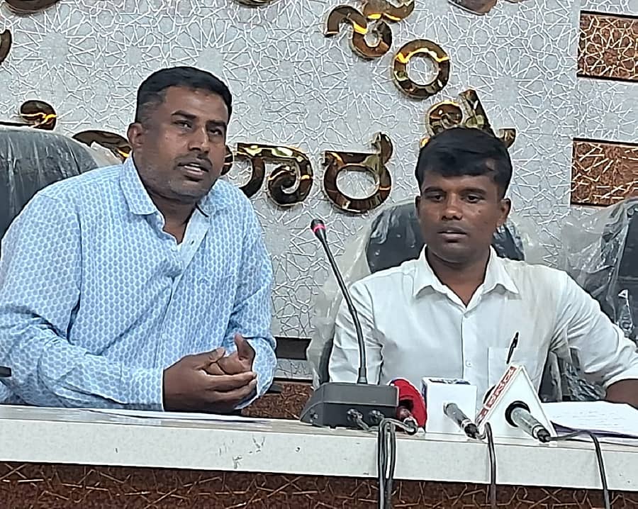 ಕೋಲಾರದಲ್ಲಿ ಬುಧವಾರ ಪತ್ರಿಕಾಗೋಷ್ಠಿಯಲ್ಲಿ ಸಾಮಾಜಿಕ ಕಾರ್ಯಕರ್ತರಾದ ಚಂಜಿಮಲೆ ಡಿ.ಮುನೇಶ್‌ ಹಾಗೂ ನವೀನ್‌ ಕುಮಾರ್‌ ಮಾತನಾಡಿದರು
