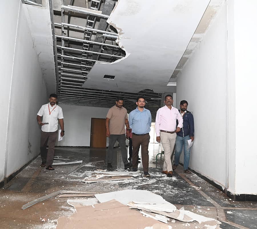 ಹುಬ್ಬಳ್ಳಿಯ ರಾಜನಗರದ ಕೆಎಸ್‌ಸಿಎ ಕ್ರೀಡಾಂಗಣಕ್ಕೆ ತಹಶೀಲ್ದಾರ್ ಮಹೇಶ ಗಸ್ತೆ ನೇತೃತ್ವದ ತಂಡ ಗುರುವಾರ ಭೇಟಿ ನೀಡಿ ಪರಿಶೀಲನೆ ನಡೆಸಿತು
