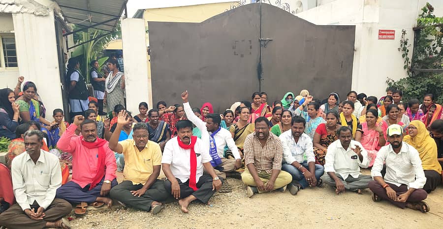 ಬಾಗೇಪಲ್ಲಿ ಹೊರವಲಯದ ಚೌದರಿ ಗಾರ್ಮೆಂಟ್ಸ್ ಗೇಟಿನ ಮುಂದೆ ಸಿಐಟಿಯು ಕಾರ್ಮಿಕ ಸಂಘಟನೆಯ ಡಿ.ಟಿ.ಮುನಿಸ್ವಾಮಿ, ಕೆ.ಮುನಿಯಪ್ಪ, ಅಶ್ವಥ್ಥಪ್ಪ, ಜಿ.ಕೃಷ್ಣಪ್ಪ, ದಲಿತ ಸಂಘಟನೆಯ ಕೆ.ವೆಂಕಟೇಶ್ ನೇತೃತ್ವದಲ್ಲಿ ಕಾರ್ಮಿಕರು ಪ್ರತಿಭಟನೆ ಮಾಡಿದರು