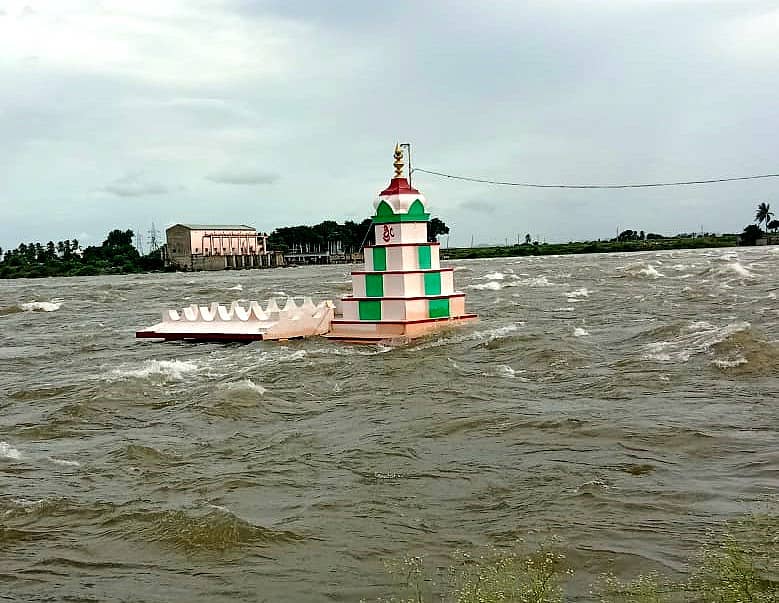 ಕಾರಟಗಿ ತಾಲ್ಲೂಕಿನ ನದಿಪಾತ್ರದ ಗ್ರಾಮವಾದ ಬೆನ್ನೂರ ಬಳಿಯ ಹೊಳೆ ಬಸವೇಶ್ವರ ದೇವಾಲಯ ನೀರಿನಿಂದ ಮುಳುಗಡೆಯಾಗಿರುವುದು 