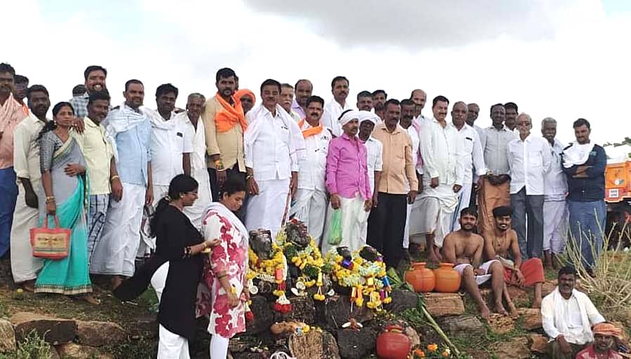 ನಾಯಕನಹಟ್ಟಿ ಸಮೀಪದ ಐತಿಹಾಸಿಕ ಗುರುತಿಪ್ಪೇರುದ್ರಸ್ವಾಮಿ ದೊಡ್ಡಕೆರೆಯಲ್ಲಿ ಪಟ್ಟಣದ ದೈವಸ್ಥರು ಗುರುವಾರ ವಿಶೇಷ ಗಂಗಾಪೂಜೆ ನೆರೆವೇರಿಸಿದರು