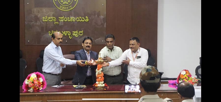 ಚಿಕ್ಕಬಳ್ಳಾಪುರದಲ್ಲಿ ನಡೆದ ‘ಆಹಾರ ಸುರಕ್ಷತೆ ತರಬೇತಿ ಮತ್ತು ಪ್ರಮಾಣೀಕರಣ’  ಕಾರ್ಯಾಗಾರವನ್ನು ಜಿಲ್ಲಾಧಿಕಾರಿ ಪಿ.ಎನ್.ರವೀಂದ್ರ ಉದ್ಘಾಟಿಸಿದರು 
