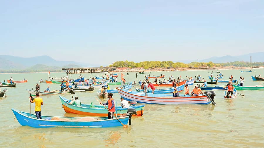 <div class="paragraphs"><p>ಅಂಕೋಲಾ ತಾಲ್ಲೂಕಿನ ಕೇಣಿ ಗ್ರಾಮದಲ್ಲಿ ಸರ್ವಋತು ಆಳ ಸಮುದ್ರ ಗ್ರೀನ್ಫೀಲ್ಡ್ ಬಂದರು ಸ್ಥಾಪನೆ ಯೋಜನೆ ಕೈಬಿಡಲು ಒತ್ತಾಯಿಸಿ ಗ್ರಾಮದ ಮೀನುಗಾರರು ಮಾರ್ಚ್ 12 ರಂದು ದೋಣಿಗಳನ್ನು ಸಮುದ್ರದಲ್ಲಿ ಸಾಲಾಗಿ ನಿಲ್ಲಿಸಿ ಪ್ರತಿಭಟಿಸಿದ್ದರು..</p></div>