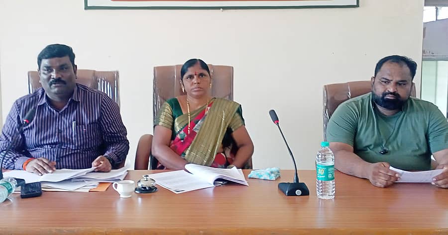 ವಾರ್ಡ್ ಸಮಿತಿ ರಚಿಸುವ ಕುರಿತು ಮುಂಡರಗಿ ಪುರಸಭೆ ಅಧ್ಯಕ್ಷೆ ನಿರ್ಮಲಾ ಕೊರ್ಲಹಳ್ಳಿ ಅಧ್ಯಕ್ಷತೆಯಲ್ಲಿ ವಿಶೇಷ ಸಭೆ ಜರುಗಿತು