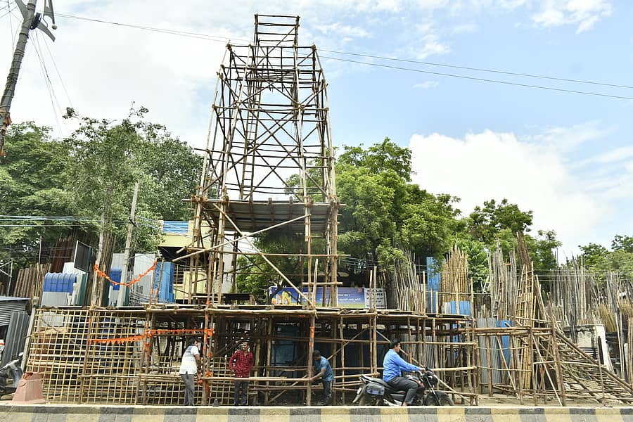 ನಗರದ ಸಿರುಗುಪ್ಪ ರಸ್ತೆಯ ಮೇದರ ಓಣಿಯ ಬಳಿ ಗಣೇಶ ಪ್ರತಿಷ್ಠಾಪನೆಗೆಂದು ಸಿದ್ಧವಾಗುತ್ತಿರುವ ಪುರಿ ಜಗನ್ನಾಥ ಮಂದಿರದ ರಥದ ಮಾದರಿಯ ಮಂಟಪ 