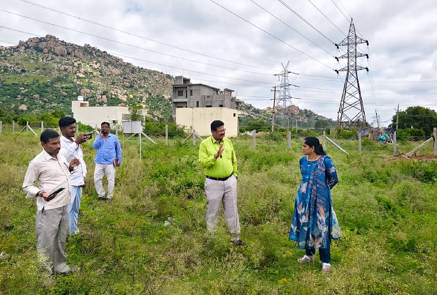 ಕೋಲಾರ ನಗರ ಹೊರವಲಯದ ಖಾದ್ರಿಪುರಕ್ಕೆ ಕೋಲಾರ ನಗರಸಭೆ ಅಧ್ಯಕ್ಷೆ ಲಕ್ಷ್ಮಿದೇವಮ್ಮ ಹಾಗೂ ಪೌರಾಯುಕ್ತ ನವೀನ್‌ ಚಂದ್ರ ಭೇಟಿ ನೀಡಿ ನಗರಸಭೆಯ ಜಮೀನು ಪರಿಶೀಲಿಸಿದರು