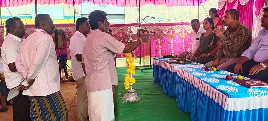 ಮದ್ದೂರು ಪಟ್ಟಣದ ಟಿಎಪಿಸಿಎಂಎಸ್‌ನ ಆವರಣದಲ್ಲಿ ಗುರುವಾರ ಕೃಷಿ ಇಲಾಖೆಯ ವತಿಯಿಂದ ಹಮ್ಮಿಕೊಂಡಿದ್ದ ಕಬ್ಬು, ಭತ್ತ, ರಾಗಿ ಬೆಳೆಗಳ ಇಳುವರಿ ಹೆಚ್ಚಿಸುವ ತರಬೇತಿ ಹಾಗೂ ಅರಿವು ಕಾರ್ಯಕ್ರಮದಲ್ಲಿ ರೈತರು ಕೃಷಿ ಅಧಿಕಾರಿಗಳನ್ನು ತರಾಟೆಗೆ ತೆಗೆದುಕೊಂಡರು