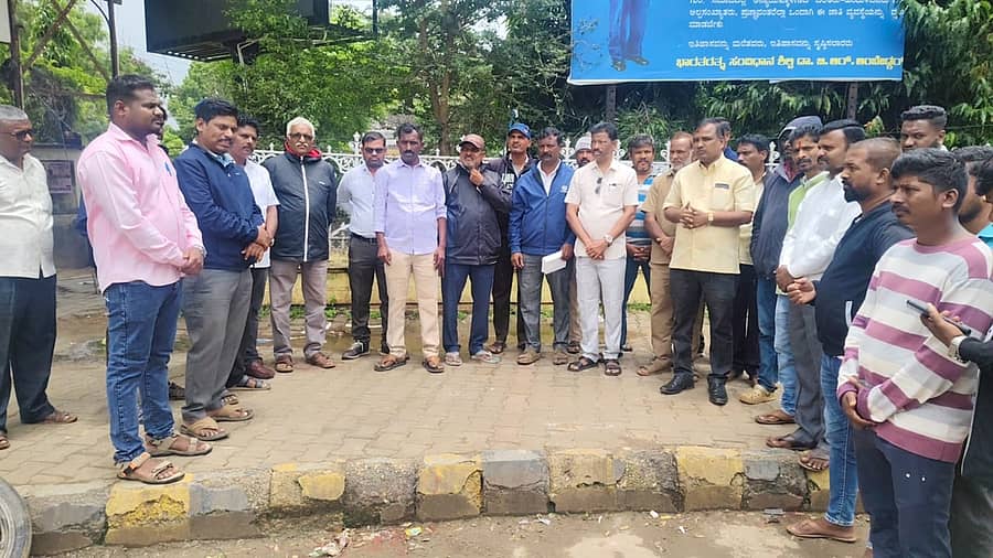 ಸರ್ಕಾರ ನ್ಯಾಯಮೂರ್ತಿ ನಾಗಮೋಹನ ದಾಸ್ ವರದಿಯನ್ನು ಪರಿಷ್ಕರಿಸಿ ಮೂರು ಗುಂಪುಗಳಾಗಿ ವಿಂಗಡಿಸಿ ಅಂಗೀಕರಿಸಿರುವುದಕ್ಕೆ ಹರ್ಷ ವ್ಯಕ್ತಪಡಿಸಿ ದಲಿತ ಮುಖಂಡರು ಗದಗ ನಗರದಲ್ಲಿ ಸಿಹಿಹಂಚಿ ಸಂಭ್ರಮಿಸಿದರು