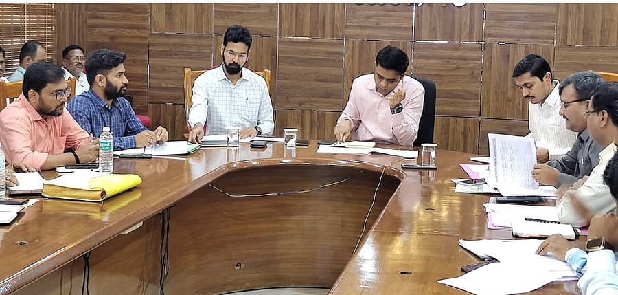 ಯಾದಗಿರಿಯಲ್ಲಿ ಗುರುವಾರ ನಡೆದ ಜಿಲ್ಲಾ ಮಟ್ಟದ ವಿಪತ್ತು ನಿರ್ವಹಣಾ ಪ್ರಾಧಿಕಾರ ಸಭೆಯಲ್ಲಿ ಜಿಲ್ಲಾಧಿಕಾರಿ ಹರ್ಷಲ್ ಭೋಯರ್, ಜಿಲ್ಲಾ ಪಂಚಾಯಿತಿ ಸಿಇಒ ಲವೀಶ್ ಒರಡಿಯಾ, ಹೆಚ್ಚುವರಿ ಜಿಲ್ಲಾಧಿಕಾರಿ ರಮೇಶ ಕೋಲಾರ ಸೇರಿ ಹಲವರು ಉಪಸ್ಥಿತರಿದ್ದರು   