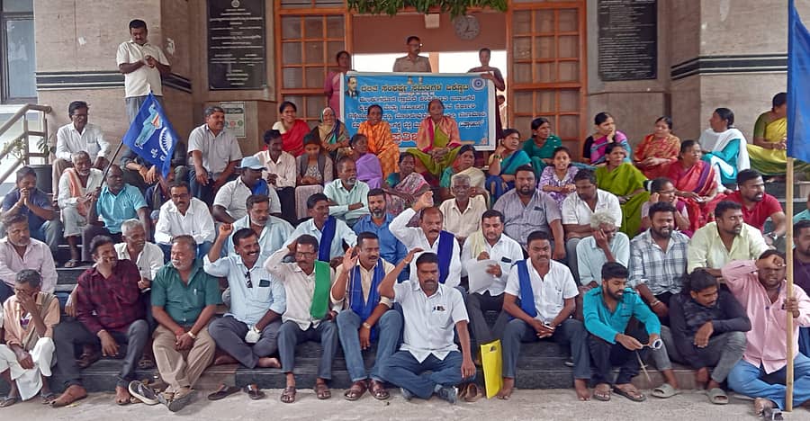 <div class="paragraphs"><p>ಶ್ರೀರಂಗಪಟ್ಟಣ ತಾಲ್ಲೂಕಿನ ಮುಂಡುಗದೊರೆ ಗ್ರಾಮದಲ್ಲಿ ಪರಿಶಿಷ್ಟರ ಸ್ಮಶಾನ ಮತ್ತು ಜಮೀನಿಗೆ ಹೋಗಲು ರಸ್ತೆಗಾಗಿ ಮೀಸಲಿಟ್ಟಿದ್ದ ಸರ್ಕಾರಿ ಜಾಗವನ್ನು ವ್ಯಕ್ತಿಯೊಬ್ಬರಿಗೆ ದರಖಾಸ್ತು ಮೂಲಕ ಮಂಜೂರು ಮಾಡಿದ್ದು, ಅದನ್ನು ರದ್ದುಪಡಿಸಬೇಕು ಎಂದು ಆಗ್ರಹಿಸಿ ದಲಿತ ಸಂಘರ್ಷ ಸಮಿತಿಯ ನೇತೃತ್ವದಲ್ಲಿ ಮುಂಡುಗದೊರೆ ಗ್ರಾಮಸ್ಥರು ಪ್ರತಿಭಟನೆ ನಡೆಸಿದರು</p></div>