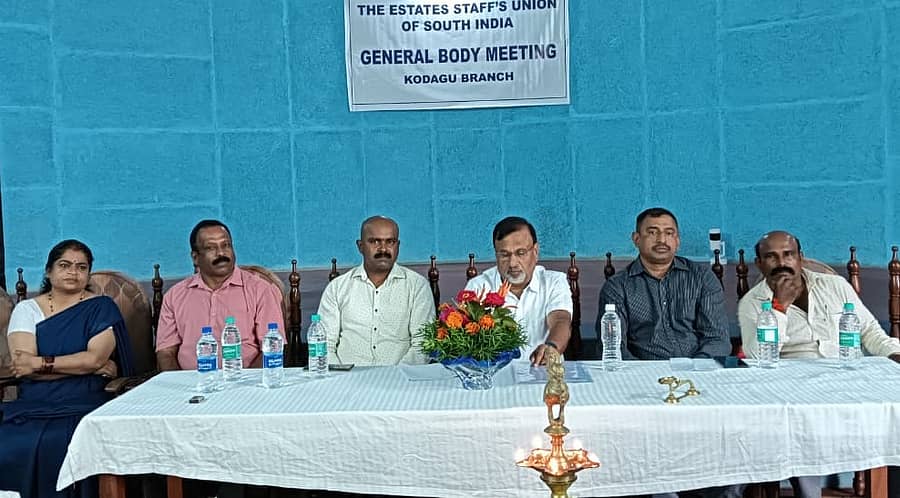 ವಿರಾಜಪೇಟೆ ಸಮೀಪದ ಪಾಲಿಬೆಟ್ಟದ ಟಾಟಾ ಕಂಪೆನಿಯ ಸ್ಟಾಫ್ ಕ್ಲಬ್ ನಲ್ಲಿ ಬುಧವಾರ ನಡೆದ ದಿ ಎಸ್ಟೇಟ್ ಸ್ಟಾಪ್ಸ್ ಯೂನಿಯನ್ ಆಫ್ ಸೌತ್ ಇಂಡಿಯಾ ಸಂಘದ ಜಿಲ್ಲಾ ಘಟಕದ ಸಭೆಯಲ್ಲಿ ಸಂಘದ ಪ್ರಧಾನ ಕಾರ್ಯದರ್ಶಿ ಶಿವಾನಂದ ಸ್ವಾಮಿ ಮಾತನಾಡಿದರು 