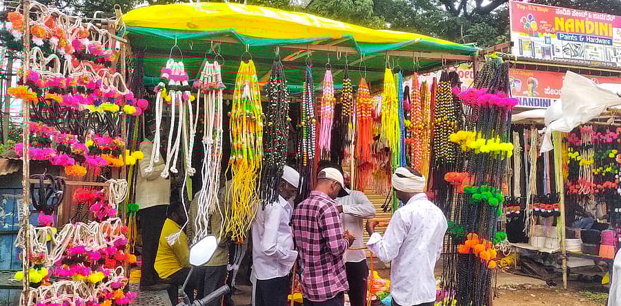 ಹುಲಸೂರ ಪಟ್ಟಣದ ಅಂಗಡಿಗಳಲ್ಲಿ ಆಲಂಕಾರಿಕ ವಸ್ತುಗಳ ಖರೀದಿ ಮಾಡುತ್ತಿರುವ ರೈತರು