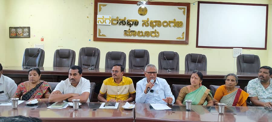 ಮಾಲೂರು ನಗರಸಭೆ ಸಭಾಂಗಣದಲ್ಲಿ ಗುರುವಾರ ನಡೆದ ಆಶ್ರಯ ಸಮಿತಿ ಸಭೆಯಲ್ಲಿ ಶಾಸಕ ಕೆ.ವೈ.ನಂಜೇಗೌಡ ಮಾತನಾಡಿದರು