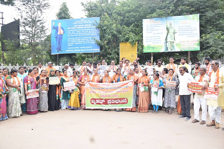ಧರ್ಮಸ್ಥಳದ ಹೆಸರಿಗೆ ಅಪಪ್ರಚಾರ ಮಾಡುತ್ತಿದ್ದಾರೆ ಎಂದು ಆರೋಪಿಸಿ ಬಿಜೆಪಿ ಗದಗ ನಗರ ಮಂಡಲ ಹಾಗೂ ಗ್ರಾಮೀಣ ಮಂಡಲದ ವತಿಯಿಂದ ನಗರದ ಗಾಂಧಿ ವೃತ್ತದಲ್ಲಿ ಶುಕ್ರವಾರ ಪ್ರತಿಭಟನೆ ನಡೆಯಿತು