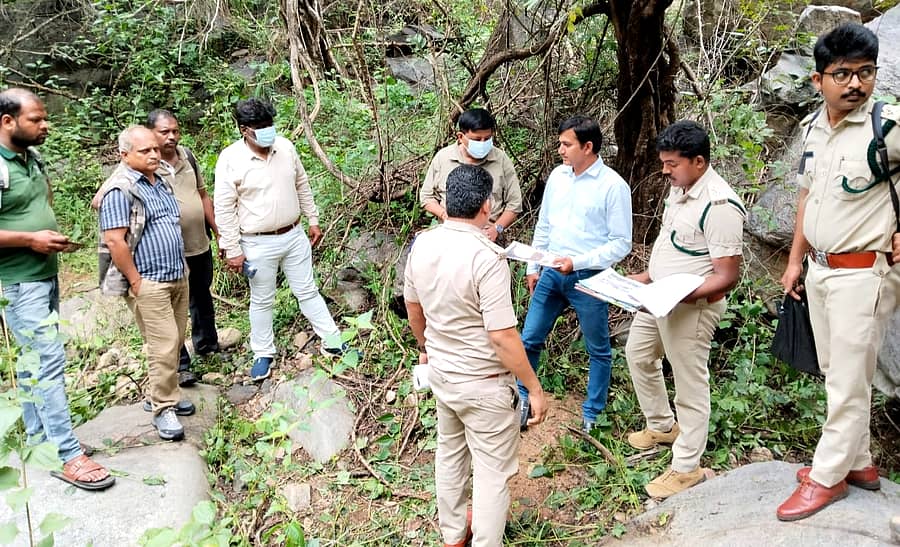 ಹಲಗೂರು ಸಮೀಪದ ಮುತ್ತತ್ತಿ ಅರಣ್ಯ ಪ್ರದೇಶದಲ್ಲಿ ಚಿರತೆ ಮೃತ ಪಟ್ಟ ಸ್ಥಳಕ್ಕೆ ಅರಣ್ಯ ಇಲಾಖೆ ಅಧಿಕಾರಿಗಳು ಭೇಟಿ ನೀಡಿ ಪರಿಶೀಲನೆ ನಡೆಸಿದರು