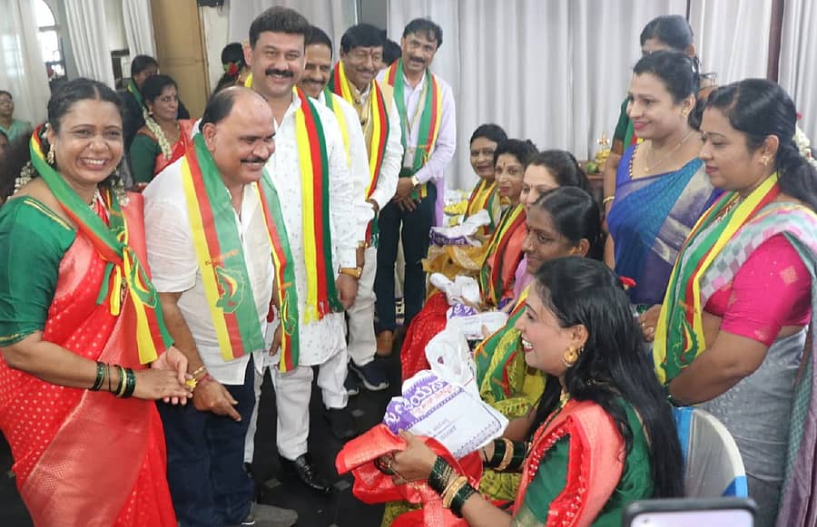 ಶಿವಮೊಗ್ಗದಲ್ಲಿ ಗುರುವಾರ ಆಯೋಜಿಸಿದ್ದ ‘ತವರ ನೆನಪು’ ಕಾರ್ಯಕ್ರಮದಲ್ಲಿ ಸೂಡಾ ಅಧ್ಯಕ್ಷ ಎಚ್.ಎಸ್. ಸುಂದರೇಶ್ ಅವರು ಮಹಿಳೆಯರಿಗೆ ಬಾಗಿನ ನೀಡಿದರು