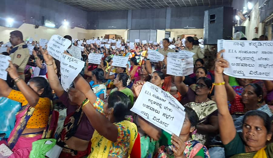 ಅಂಕೋಲಾದಲ್ಲಿ ನಡೆದ ಕೇಣಿ ಬಂದರು ಯೋಜನೆಯ ಪರಿಸರ ಸಾರ್ವಜನಿಕ ಆಲಿಕೆ ಸಭೆಯಲ್ಲಿ ಕನ್ನಡದಲ್ಲಿ ಇಐಎ ವರದಿ ನೀಡುವಂತೆ ಒತ್ತಾಯಿಸುವ ಬರಹಗಳಿದ್ದ ಪತ್ರಗಳನ್ನು ಮಹಿಳೆಯರು ಪ್ರದರ್ಶಿಸಿದರು