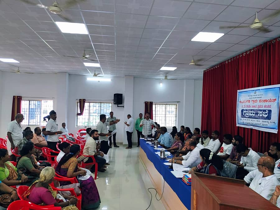 ಉಪ್ಪಿನಂಗಡಿ ಗ್ರಾಮ ಸಭೆಯಲ್ಲಿ ಗ್ರಾಮಸ್ಥರು ಮಾತನಾಡಿದರು