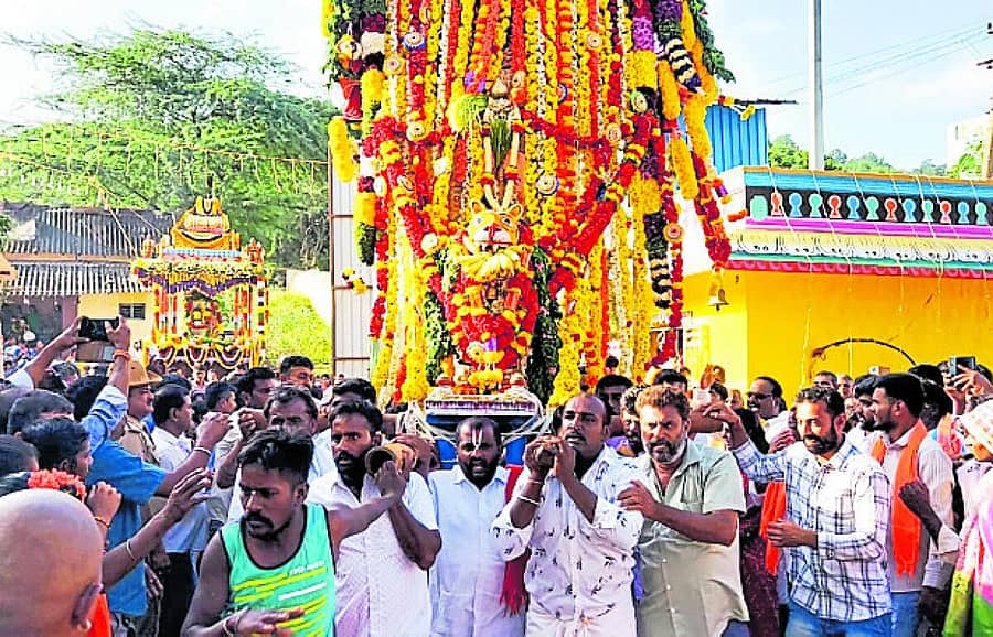 <div class="paragraphs"><p>ಹಲಗೂರು ಸಮೀಪದ ಮುತ್ತತ್ತಿಯಲ್ಲಿ ಗುರುವಾರ ಜಾತ್ರೋತ್ಸವ ವಿಜೃಂಭಣೆಯಿಂದ ನೆರವೇರಿತು</p></div>