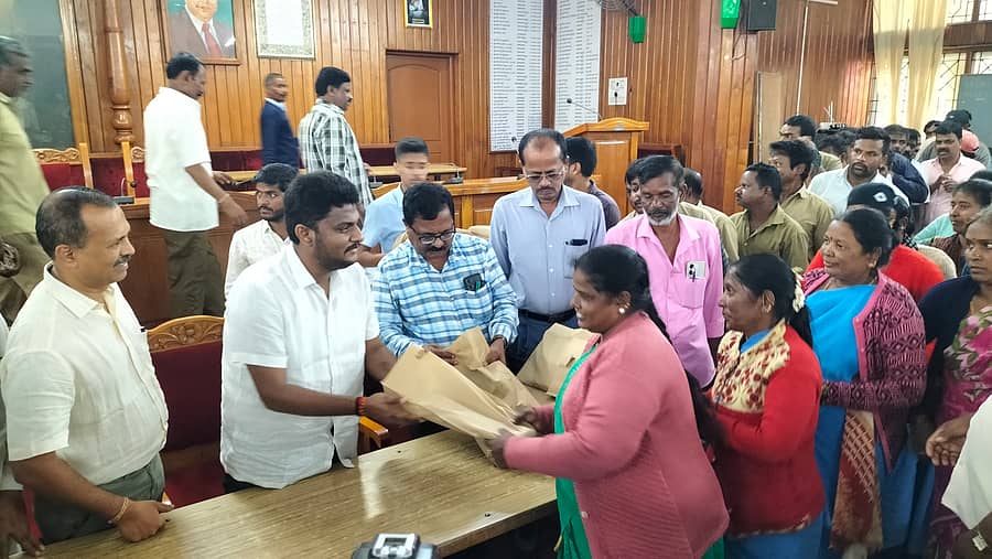 ಗೌರಿ ಗಣೇಶ ಹಬ್ಬದ ನಿಮಿತ್ತ ಹಾಸನ ಮಹಾನಗರ ಪಾಲಿಕೆ ಸಭಾಂಗಣದಲ್ಲಿ ಪೌರಕಾರ್ಮಿಕರಿಗೆ ಸಂಸದ ಶ್ರೇಯಸ್ ಪಟೇಲ್‌ ಬಾಗಿನ ಹಾಗೂ ಉಡುಗೊರೆ ವಿತರಿಸಿದರು. ಪಾಲಿಕೆ ಆಯುಕ್ತ ಕೃಷ್ಣಮೂರ್ತಿ, ಎಂಜಿನಿಯರ್ ಹಾಗೂ ಇತರೆ ಸಿಬ್ಬಂದಿ ಹಾಜರಿದ್ದರು