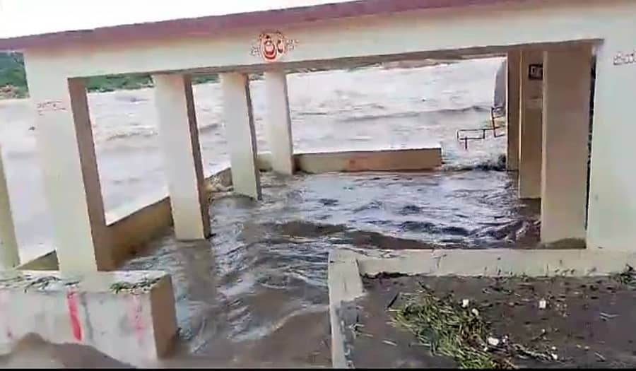 ಹುಣಸಗಿ ತಾಲ್ಲೂಕಿನ ನಾರಾಯಣಪುರ ಛಾಯಾ ಭಗವತಿ ದೇವಸ್ಥಾನದಕ್ಕೆ ನೀರು ನುಗ್ಗಿರುವುದು