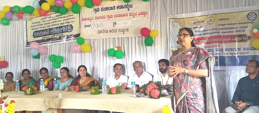 ನರಸಿಂಹರಾಜಪುರ ತಾಲ್ಲೂಕು ಶೆಟ್ಟಿಕೊಪ್ಪದಲ್ಲಿ ಶುಕ್ರವಾರ ನಡೆದ ಕಡಹಿನಬೈಲು ಗ್ರಾಮ ಪಂಚಾಯಿತಿ ಸಂಜೀವಿನಿ ಒಕ್ಕೂಟದ ವಾರ್ಷಿಕ ಮಹಾಸಭೆಯಲ್ಲಿ ವಕೀಲೆ ಸುಮಾ ಮಾತನಾಡಿದರು. ವಿಂದ್ಯಾ ಹೆಗ್ಡೆ, ಲಿಲ್ಲಿ ಮಾತುಕುಟ್ಟಿ, ಪಿ.ಪಿ.ಬೇಬಿ, ಸುಬ್ರಹ್ಮಣ್ಯ ಭಾಗವಹಿಸಿದ್ದರು