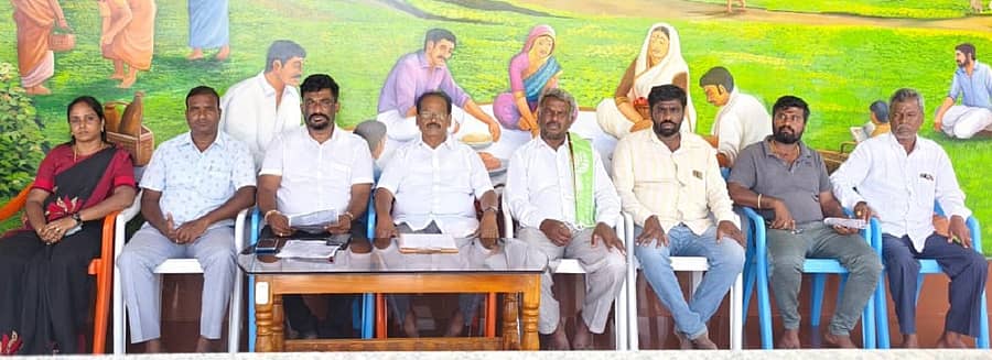 ಕೋಲಾರ ತಾಲ್ಲೂಕಿನ ವೇಮಗಲ್‌ನಲ್ಲಿ ಶುಕ್ರವಾರ ಕಾಂಗ್ರೆಸ್‌ ಮುಖಂಡರು ಪತ್ರಿಕಾಗೋಷ್ಠಿಯಲ್ಲಿ ಮಾತನಾಡಿದರು