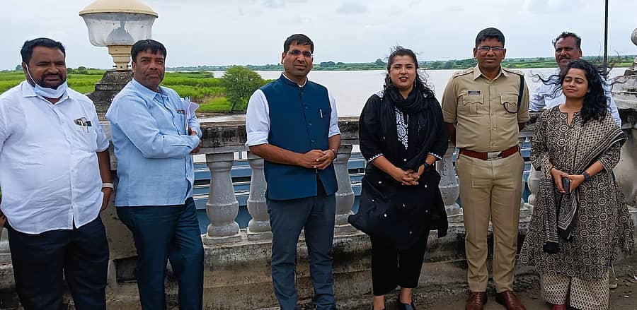 ಅಫಜಲಪುರ ತಾಲ್ಲುಕಿನ ಸೊನ್ನ ಬ್ಯಾರೇಜ್‌ಗೆ ಶುಕ್ರವಾರ ಜಿಲ್ಲಾಧಿಕಾರಿ ಫೌಜಿಯಾ ತರನ್ನುಮ್‌ ಭೇಟಿ ನೀಡಿ ಪರಿಶೀಲಿಸಿದರು. ಜಿ.ಪಂ ಸಿಇಒ ಭಂವರ್‌ಸಿಂಗ್ ಮೀನಾ, ಎಸ್ಪಿ ಅಡ್ಡೂರು ಶ್ರೀನಿವಾಸಲು, ಎಸಿ ಸಾಹಿತ್ಯ ಆಲದಕಟ್ಟಿ ಇದ್ದರು.