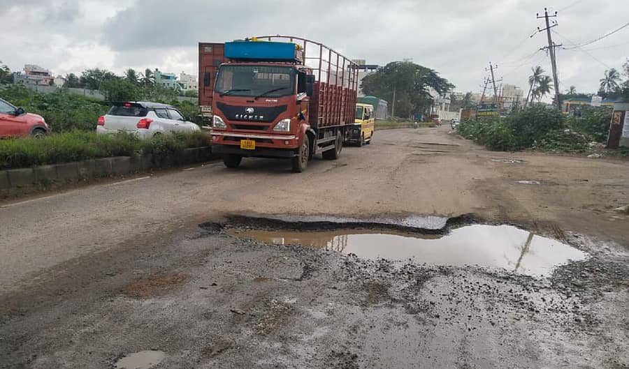 <div class="paragraphs"><p>ಆನೇಕಲ್ ತಾಲ್ಲೂಕಿನ ಅತ್ತಿಬೆಲೆ ಮುಖ್ಯರಸ್ತೆಯಲ್ಲಿ ಗುಂಡಿ ಬಿದ್ದಿರುವುದು</p></div>