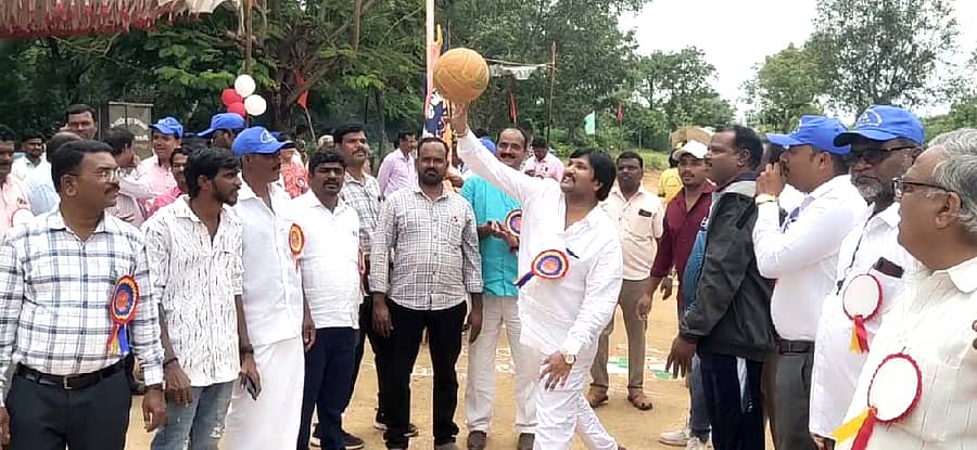 ಮೊಳಕಾಲ್ಮುರು ತಾಲ್ಲೂಕಿನ ಬಿ.ಜಿ.ಕೆರೆಯಲ್ಲಿ ಶುಕ್ರವಾರ ಆರಂಭವಾದ ವಲಯ ಮಟ್ಟದ ಪ್ರೌಢಶಾಲಾ ಕೀಡಾಕೂಟಕ್ಕೆ ಬಿ. ಯೋಗೇಶ್‌ಬಾಬು ಚಾಲನೆ ನೀಡಿದರು