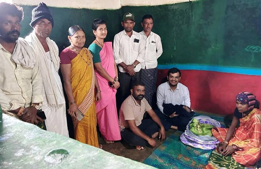 <div class="paragraphs"><p>ಸಂಡೂರು ತಾಲ್ಲೂಕಿನ ಎಸ್.ಗೊಲ್ಲರಹಟ್ಟಿ ಗ್ರಾಮದಲ್ಲಿ ಶೆಡ್‍ನಲ್ಲಿ ವಾಸವಿದ್ದ ಬಾಣಂತಿ, ಮಗುವನ್ನು ಅಧಿಕಾರಿಗಳು ಮನೆಗೆ ಸೇರಿಸಿದ್ದಾರೆ</p></div>