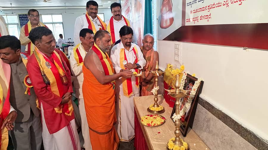 ಮಂತ್ರಾಲಯದಲ್ಲಿ ಶುಕ್ರವಾರ ನಡೆದ ಅಂತರರಾಜ್ಯ ಕನ್ನಡ ಸಾಹಿತ್ಯ ಸಮ್ಮೇಳನವನ್ನು ಕನ್ನಡ ಸಾಹಿತ್ಯ ಪರಿಷತ್ತಿನ ಅಧ್ಯಕ್ಷ ಮಹೇಶ ಜೋಶಿ ಹಾಗೂ ಮಂತ್ರಾಲಯದ ಪೀಠಾಧಿಪತಿ ಸುಬುಧೇಂದ್ರ ತೀರ್ಥರು ಜಂಟಿಯಾಗಿ ಉದ್ಘಾಟಿಸಿದರು
