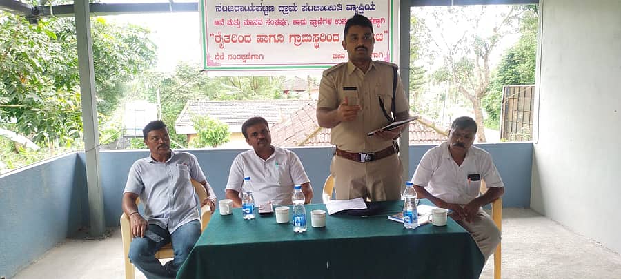 ಕುಶಾಲನಗರ ಸಮೀಪದ ನಂಜರಾಯಪಟ್ಟಣ ಗ್ರಾಮ ಪಂಚಾಯಿತಿ ವ್ಯಾಪ್ತಿಯಲ್ಲಿ ಆನೆ ಮತ್ತು ಮಾನವ ಸಂಘರ್ಷ, ಕಾಡು ಪ್ರಾಣಿಗಳ ಉಪಟಳ ನಿಗ್ರಹಕ್ಕೆ ಆಗ್ರಹಿಸಿ ರೈತರು ಹಾಗೂ ಗ್ರಾಮಸ್ಥರ ಹೋರಾಟ ಸಮಿತಿ ಶುಕ್ರವಾರ ಏರ್ಪಡಿಸಿದ್ದ ಸಭೆಯಲ್ಲಿ ವಲಯ ಅರಣ್ಯಾಧಿಕಾರಿಗೆ‌ ರಕ್ಷಿತ್ ಮಾತನಾಡಿದರು
