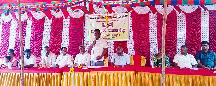ಬೆಟ್ಟದಪುರ ಸಮೀಪದ ಬಾರಸೆ ಪ್ರಾಥಮಿಕ ಕೃಷಿ ಪತ್ತಿನ ಸಹಕಾರ ಸಂಘದ ವಾರ್ಷಿಕ ಮಹಾಸಭೆಯಲ್ಲಿ ಸಂಘದ ಅಧ್ಯಕ್ಷ ಈ.ಪಿ ಲೋಕೇಶ್ ಮಾತನಾಡಿದರು.