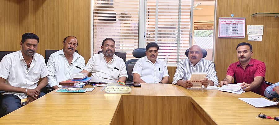 ಹೊಸದುರ್ಗದ ಟಿಎಪಿಸಿಎಂಎಸ್ ಆವರಣದಲ್ಲಿ ಈಚೆಗೆ ಅಮೃತ ಮಹೋತ್ಸವ ಕುರಿತು ಅಧ್ಯಕ್ಷ ಕಾರೇಹಳ್ಳಿ ಬಸವರಾಜ್ ಅಧ್ಯಕ್ಷತೆಯಲ್ಲಿ ಸಭೆ ನಡೆಯಿತು