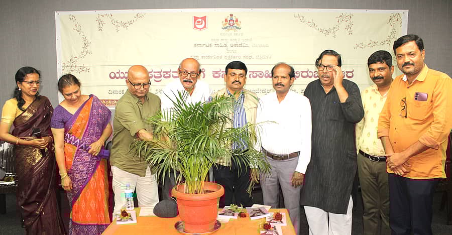 ಪತ್ರಿಕಾ ಭವನದಲ್ಲಿ ಕರ್ನಾಟಕ ಸಾಹಿತ್ಯ ಅಕಾಡೆಮಿ, ಕಾರ್ಯನಿರತ ಪತ್ರಕರ್ತರ ಸಂಘದ ಜಿಲ್ಲಾ ಘಟಕದಿಂದ ಶುಕ್ರವಾರ ಆಯೋಜಿಸಿದ್ದ ಯುವ ಪತ್ರಕರ್ತರಿಗೆ ಕನ್ನಡ ಸಾಹಿತ್ಯಾಭಿರುಚಿ ಶಿಬಿರವನ್ನು ಹಿರಿಯ ಪತ್ರಕರ್ತ ದಿನೇಶ್‌ ಅಮಿನ್‌ ಮಟ್ಟು ಉದ್ಘಾಟಿಸಿದರು