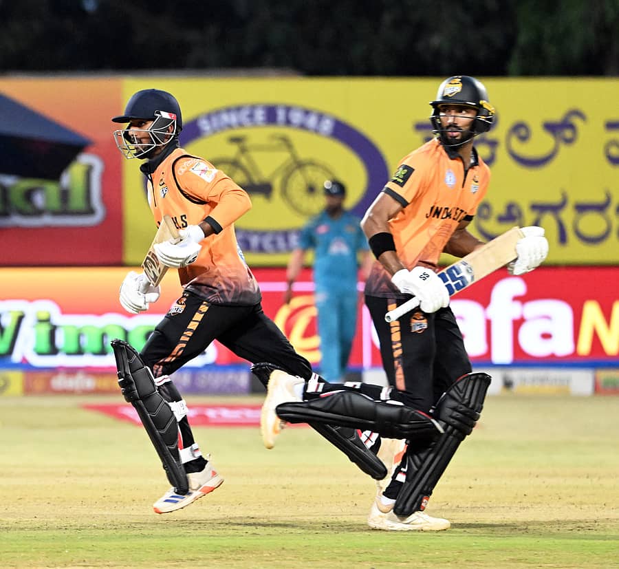 ಗುಲ್ಬರ್ಗ್‌ ಮಿಸ್ಟಿಕ್ಸ್‌ ವಿರುದ್ಧ ಅಮೋಘ ಜೊತೆಯಾಟ (144 ರನ್, 89 ಎಸೆತ) ಪ್ರದರ್ಶಿಸಿದ ಹುಬ್ಬಳ್ಳಿ ಟೈಗರ್ಸ್‌ ತಂಡದ ಕೆ.ಪಿ.ಕಾರ್ತಿಕೇಯ ಮತ್ತು ದೇವದತ್ತ ಪಡಿಕ್ಕಲ್‌ ಆಟದ ಸೊಬಗು –ಪ್ರಜಾವಾಣಿ ಚಿತ್ರ/ಅನೂಪ್ ರಾಘ. ಟಿ.