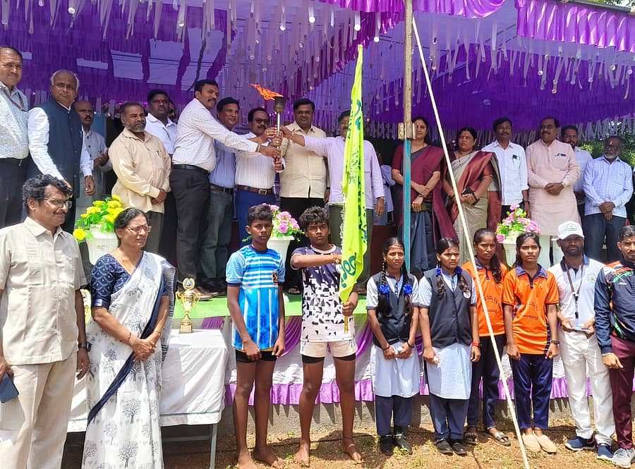 ಆಲಮಟ್ಟಿಯಲ್ಲಿ ಸೋಮವಾರ ಜರುಗಿದ ನಿಡಗುಂದಿ ವಲಯ ಮಟ್ಟದ ಕ್ರೀಡಾಕೂಟದಲ್ಲಿ ಕ್ರೀಡಾಪಟುಗಳು ತಂದ ಕ್ರೀಡಾ ಜ್ಯೋತಿಯ‌ನ್ನು ಅತಿಥಿಗಳು ಸ್ವೀಕರಿಸಿದರು
