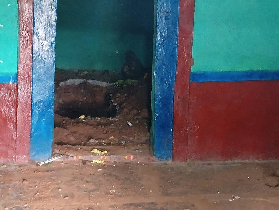 ಹೊಸದುರ್ಗದ ಮಾಡದಕೆರೆ ಹೋಬಳಿಯ ಸಣ್ಣಕಿಟ್ಟದಹಳ್ಳಿ ಗ್ರಾಮದಲ್ಲಿ ನಿಧಿ ಆಸೆಗಾಗಿ ಶಿವಲಿಂಗವನ್ನೇ ಕಿತ್ತಿರುವ ಕಿಡಿಗೇಡಿಗಳು