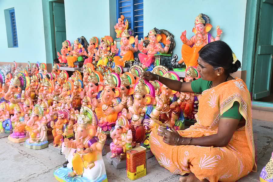 ಹಾವೇರಿಯಲ್ಲಿ ಮಹಿಳೆಯೊಬ್ಬರು ಗಣಪತಿ ಮೂರ್ತಿಗಳಿಗೆ ಅಂತಿಮ ಸ್ಪರ್ಶ ನೀಡಿದರು