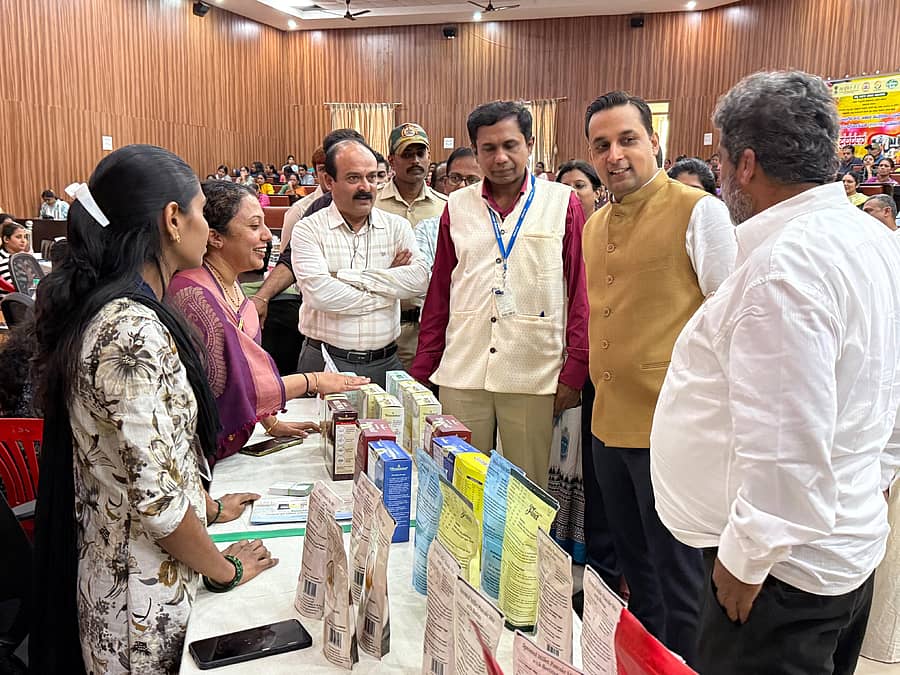 ಕಿರು ಆಹಾರ ಮೌಲ್ಯವರ್ಧಿತ ಉತ್ಪನ್ನಗಳನ್ನು ವೀಕ್ಷಿಸಿದ ಜಿಲ್ಲಾಧಿಕಾರಿ ವೆಂಕಟ್ ರಾಜಾ ಹರ್ಷ ವ್ಯಕ್ತಪಡಿಸಿದರು