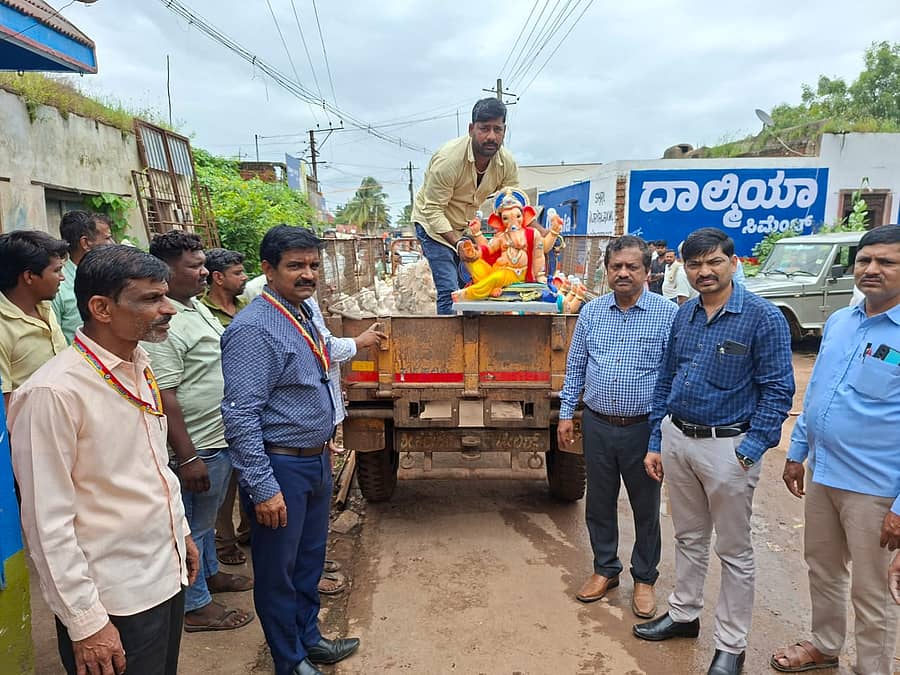 ಧಾರವಾಡ ತಾಲ್ಲೂಕಿ ಹೆಬ್ಬಳ್ಳಿ ಗ್ರಾಮದ ಮನೆಯೊಂದರಲ್ಲಿದ್ದ ಪಿಒಪಿ ಗಣೇಶ ಮೂರ್ತಿಗಳನ್ನು ಅಧಿಕಾರಿಗಳು ವಶಕ್ಕೆ ಪಡೆದರು