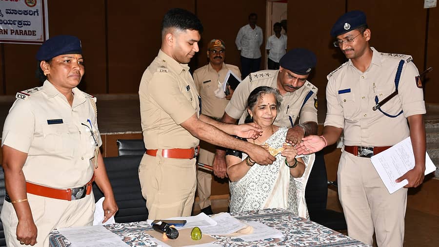 ಗದಗ ಜಿಲ್ಲಾ ಪೊಲೀಸ್‌ ವರಿಷ್ಠಾಧಿಕಾರಿ ರೋಹನ್‌ ಜಗದೀಶ್‌ ಅವರು ನಗರದ ಸಂಭಾಪೂರ ರಸ್ತೆಯ ಜಿಲ್ಲಾ ಪೊಲೀಸ್ ಭವನದಲ್ಲಿ ಶುಕ್ರವಾರ ನಡೆದ ಪ್ರಾಪರ್ಟಿ ರಿಟರ್ನ್‌ ಪರೇಡ್‌ನಲ್ಲಿ ಮೂಲ ಮಾಲೀಕರಿಗೆ ಸ್ವತ್ತು ಹಸ್ತಾಂತರಿಸಿದರು