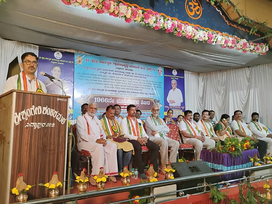 ಸಿದ್ದಾಪುರದ ಶಂಕರಮಠದ ಸಭಾಂಭವನದಲ್ಲಿ ನಡೆದ ಮದ್ಯವರ್ಜನ ಶಿಬಿರದ ಸಮಾರೋಪ  ಸಮಾರಂಭದಲ್ಲಿ ನಟರಾಜ ಬಾದಾಮಿ ಮಾತನಾಡಿದರು 