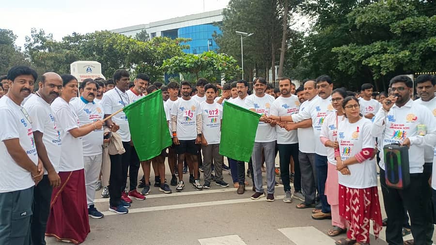 ಎಚ್‌ಐವಿ– ಏಡ್ಸ್ ಬಗ್ಗೆ ಜನರಲ್ಲಿ ಜಾಗೃತಿ ಮೂಡಿಸುವ ಸಲುವಾಗಿ ರಾಮನಗರದಲ್ಲಿ ಶುಕ್ರವಾರ ಹಮ್ಮಿಕೊಂಡಿದ್ದ ರೆಡ್‌ರನ್ ಮ್ಯಾರಥಾನ್‌ಗೆ ಸರ್ಕಾರಿ ಪ್ರಥಮ ದರ್ಜೆ ಕಾಲೇಜು ಪ್ರಾಂಶುಪಾಲೆ ಕ್ಯಾಪ್ಟನ್ ಲಕ್ಷ್ಮಿ, ರೋಟರಿ ಸಿಲ್ಕ್ ಸಿಟಿ ಅಧ್ಯಕ್ಷ ಪ್ರಕಾಶ್, ಆರೋಗ್ಯ ಇಲಾಖೆಯ ಜಿಲ್ಲಾ ಕಾರ್ಯಕ್ರಮಾಧಿಕಾರಿ ಡಾ. ಶಶಿಕಿರಣ್ ಚಾಲನೆ ನೀಡಿದರು‌
