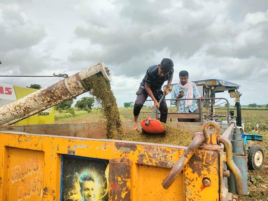 ಲಕ್ಷ್ಮೇಶ್ವರ ತಾಲ್ಲೂಕು ಅಡರಕಟ್ಟಿ ಗ್ರಾಮದ ರೈತ ಗಂಗನಗೌಡ ಪಾಟೀಲ ಯಂತ್ರ ಬಳಸಿ ಹೆಸರು ಒಕ್ಕಣೆ ಮಾಡಿಸಿದರು