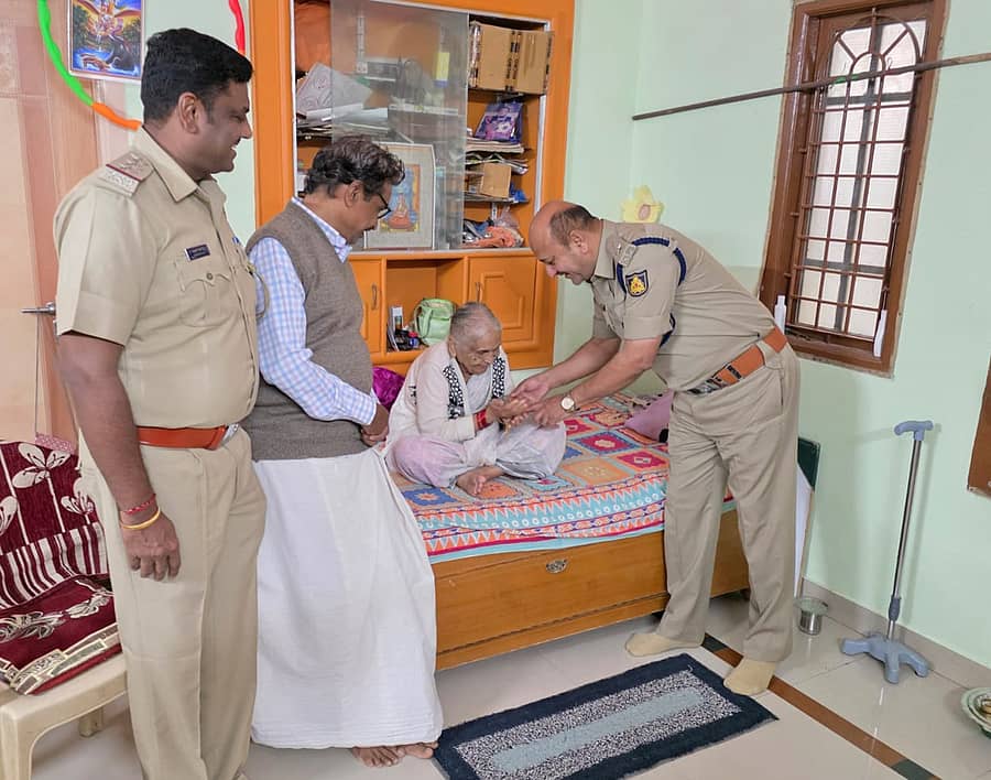 ರಾಣೆಬೆನ್ನೂರಿನಲ್ಲಿ ಕಳ್ಳತನವಾಗಿದ್ದ ಚಿನ್ನದ ಸರವನ್ನು ಹೆಚ್ಚುವರಿ ಪೊಲೀಸ್ ಎಸ್ಪಿ ಎಲ್‌.ವೈ. ಶಿರಕೋಳ ಅವರು ದೂರುದಾರರಾದ ಸುಧಾಬಾಯಿ ಕುಲಕರ್ಣಿ (84) ಅವರಿಗೆ ಇತ್ತೀಚೆಗೆ ಹಸ್ತಾಂತರಿಸಿದರು