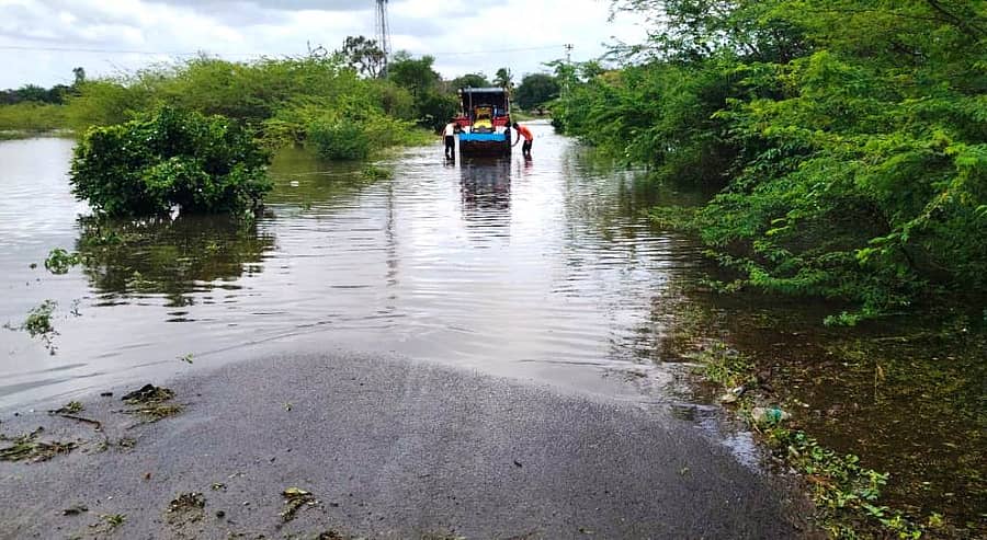 ಜಮಖಂಡಿ: ತಾಲ್ಲೂಕಿನ ಕೆ.ಡಿ.ಜಂಬಗಿ ಹೋಗುವ ರಸ್ತೆ ಜಲಾವೃತವಾಗಿರುವದು
