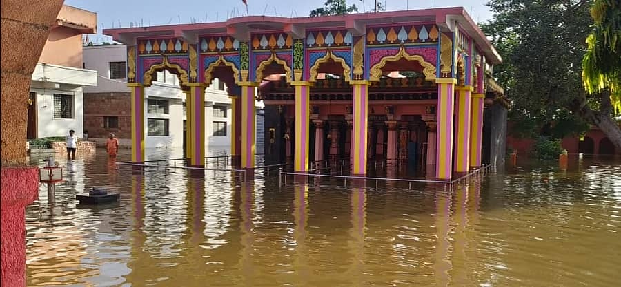 ಘಟಪ್ರಭಾ ನದಿ ಪ್ರವಾಹದಿಂದ ಬೆಳಗಾವಿ ಜಿಲ್ಲೆಯ ಸುಣಧೋಳಿ ಜಡಿಸಿದ್ಧೇಶ್ವರ ಮಠ ಜಲಾವೃತಗೊಂಡಿದೆ ಚಿತ್ರ: ಬಾಲಶೇಖರ ಬಂದಿ