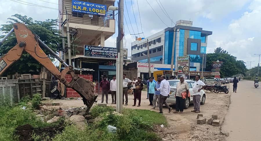 ದೊಡ್ಡಬಳ್ಳಾಪುರ ರೋಜಿಪುರದ ಸರ್ವೇ ನಂಬರ್‌ 31ರಲ್ಲಿನ ರೇಷ್ಮೆ ಸೀರೆಗಳ ವಾಣಿಜ್ಯ ಮಳಿಗೆ ನಿರ್ಮಿಸಲು ಮೀಸಲಿರಿಸಿದ್ದ ಜಾಗದ ಒತ್ತುವರಿಯನ್ನು ಶುಕ್ರವಾರ ತೆರವು ಮಾಡಲಾಯಿತು